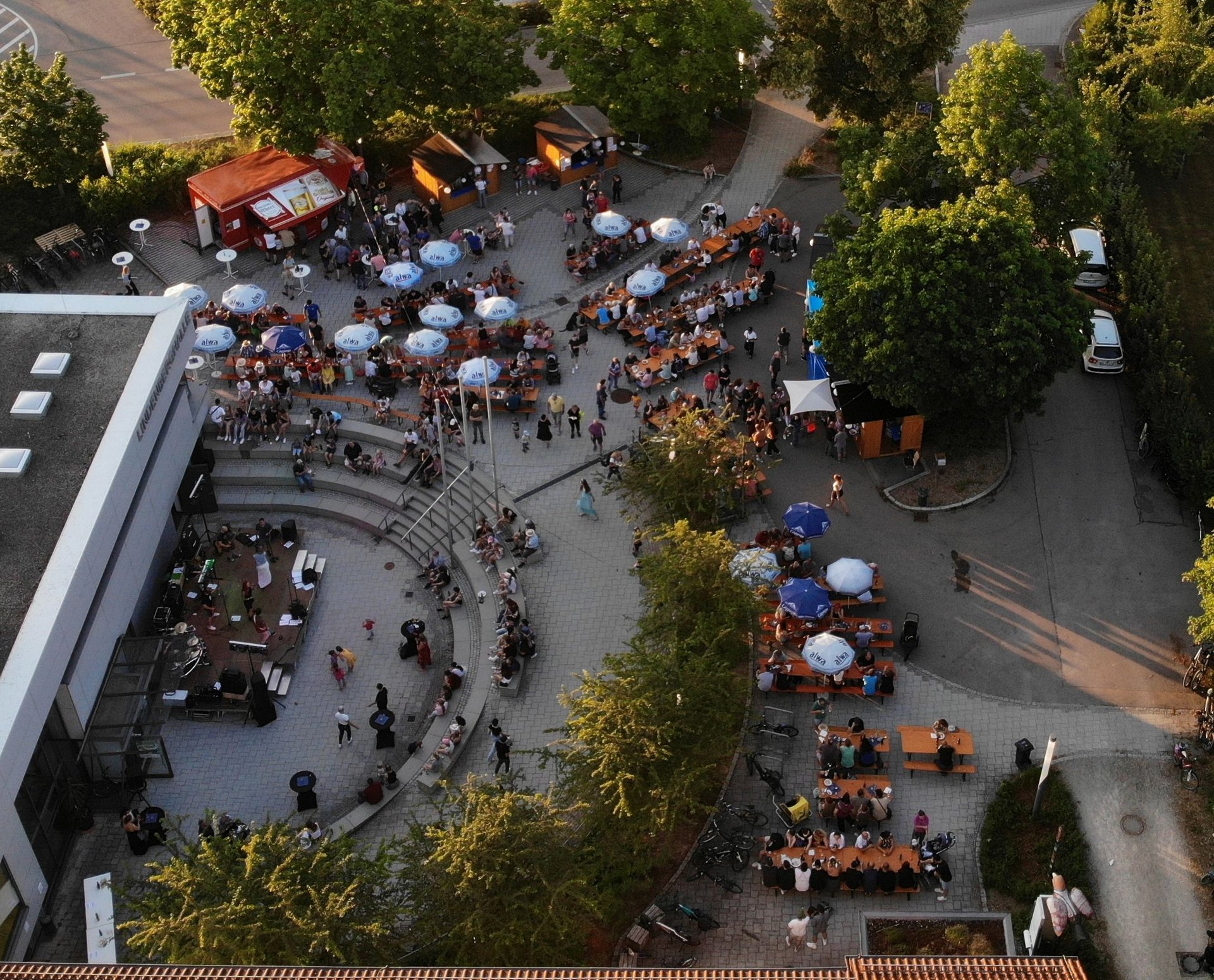 Luftbild von dem Festgeschehen mit Bierbänken und Bürger